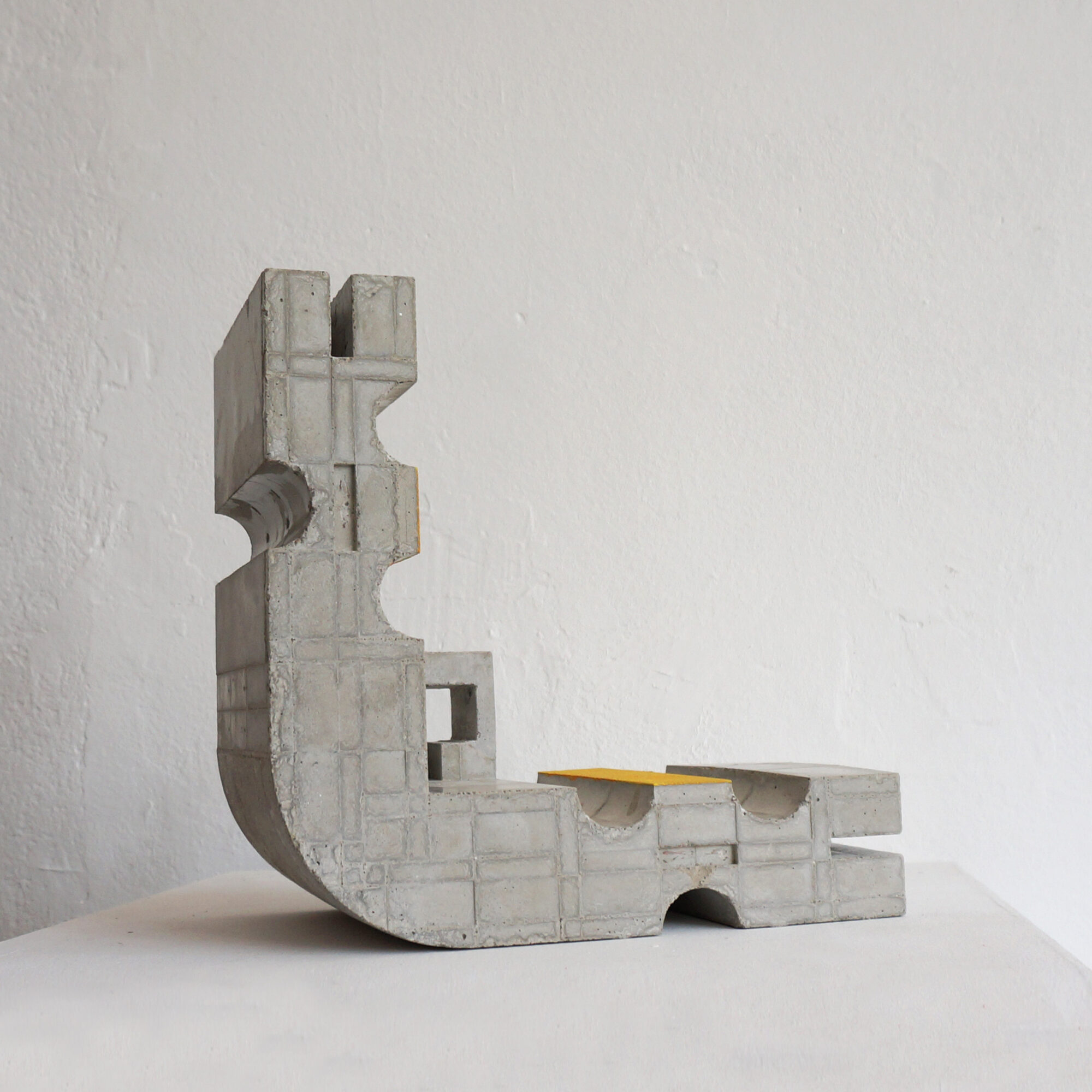 Galerie Carolyn Heinz, Susanne Piotter, Artefakt No. 46, 2023, Beton, 15 x 25 x 14 cm