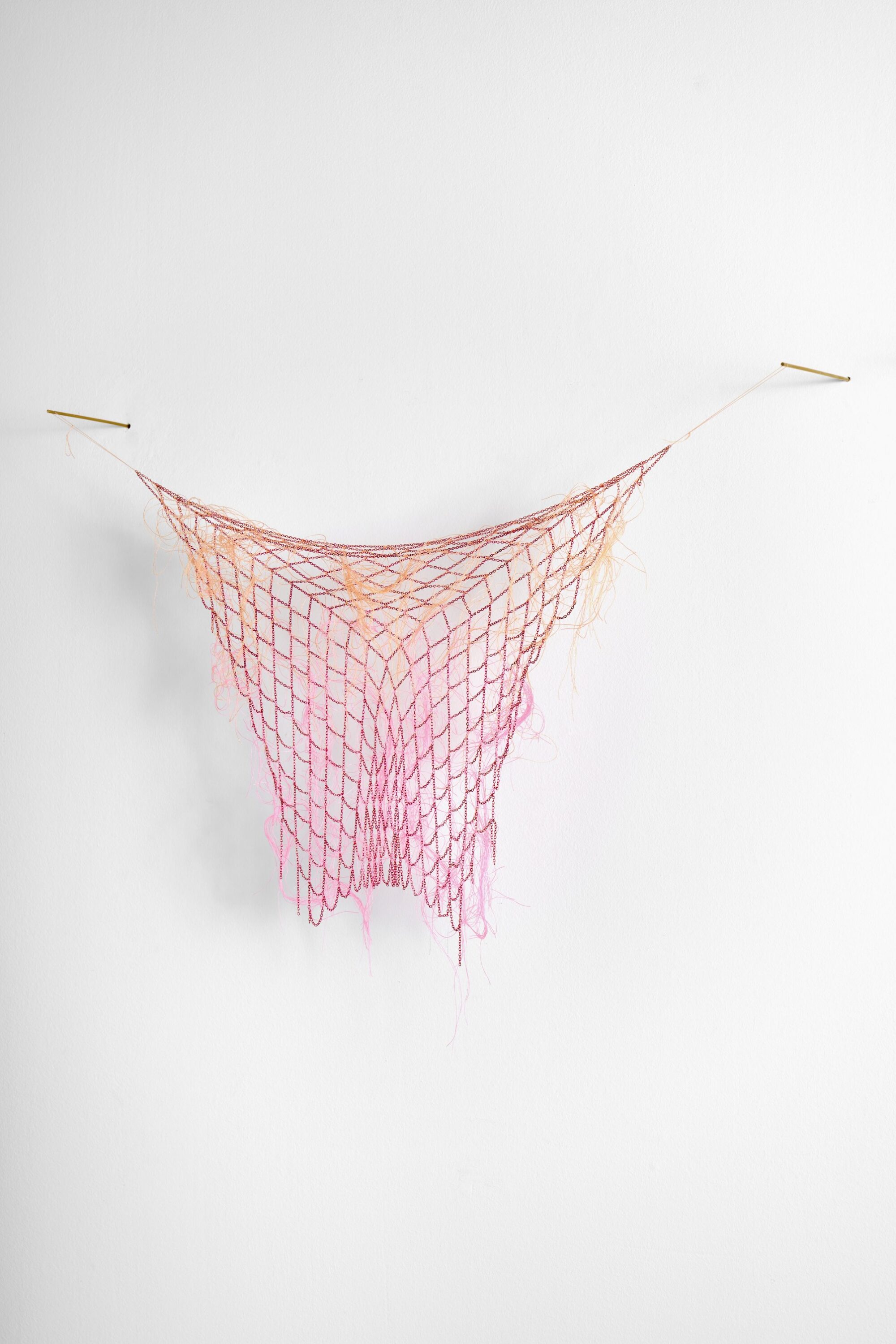 Hannah Rath_net thread stretched variation_peach, pink_chain_nylon thread_Indian ink, 40x50x10cm_2023_photo Marlene Zoe Burz Kopie_1